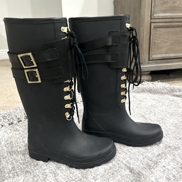 Tory Burch, knee-high rubber boots with gold hardware. Size 7 - Picture 2 of 11